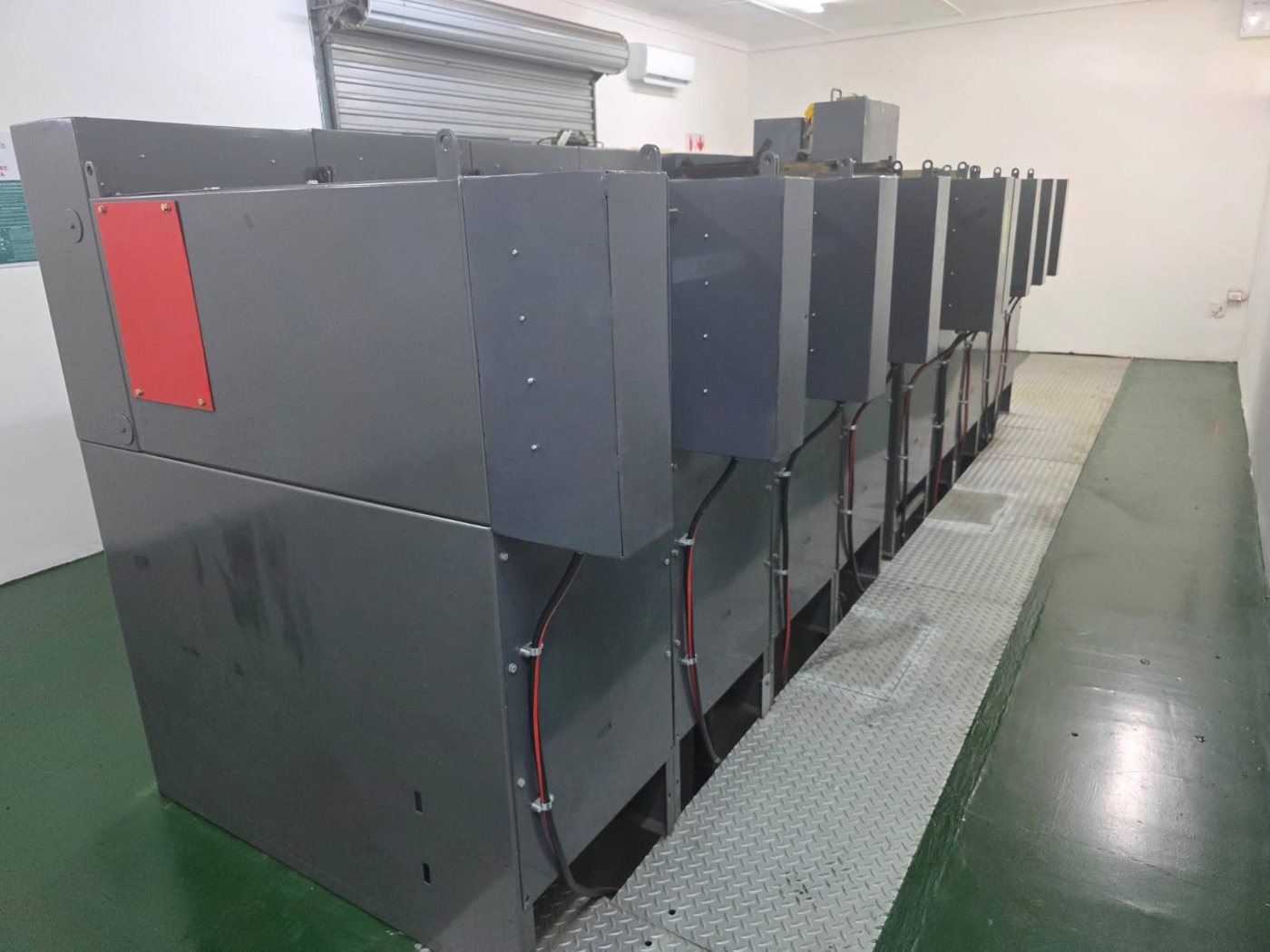 Rear maintenance access at retrofitted switchgear